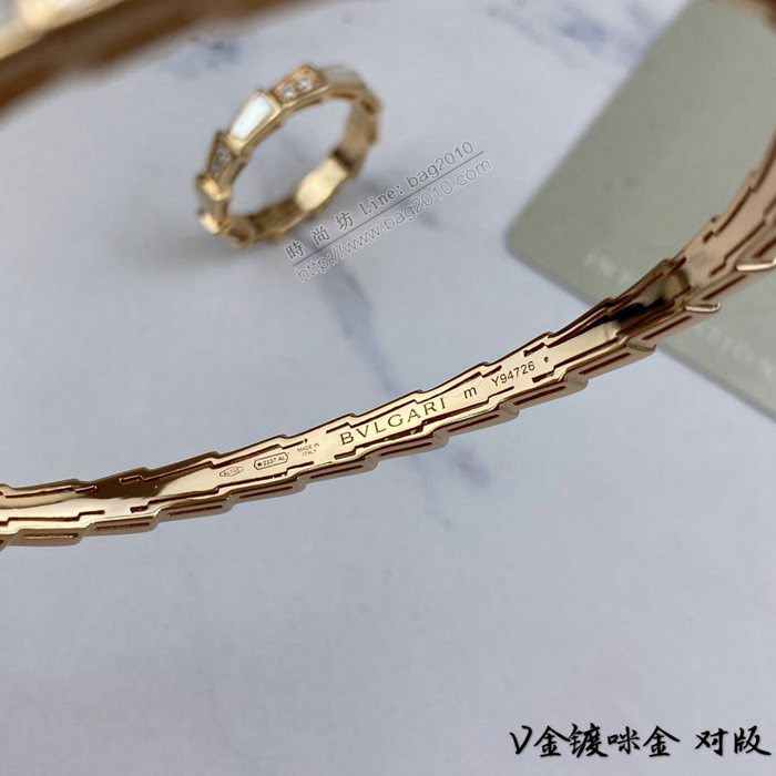 Bvlgari飾品 寶格麗V金鍍咪金 天然白貝母 寶格麗貝殼蛇手鐲  zgbq3303